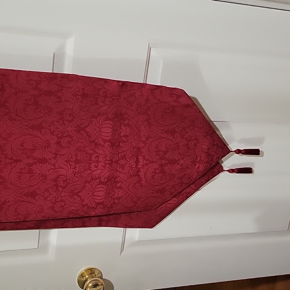 W-C Designs Table Runner/ Pre-Owned - Picture 14 of 16